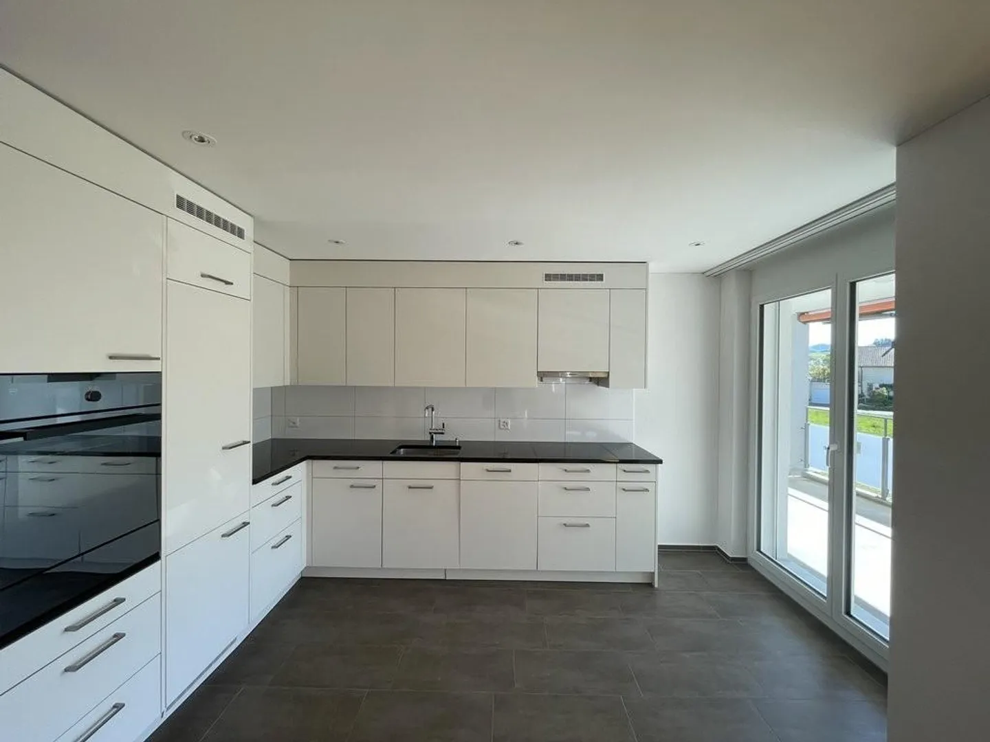 Appartamento luminoso e moderno in una posizione tranquilla - Foto 4 di 8