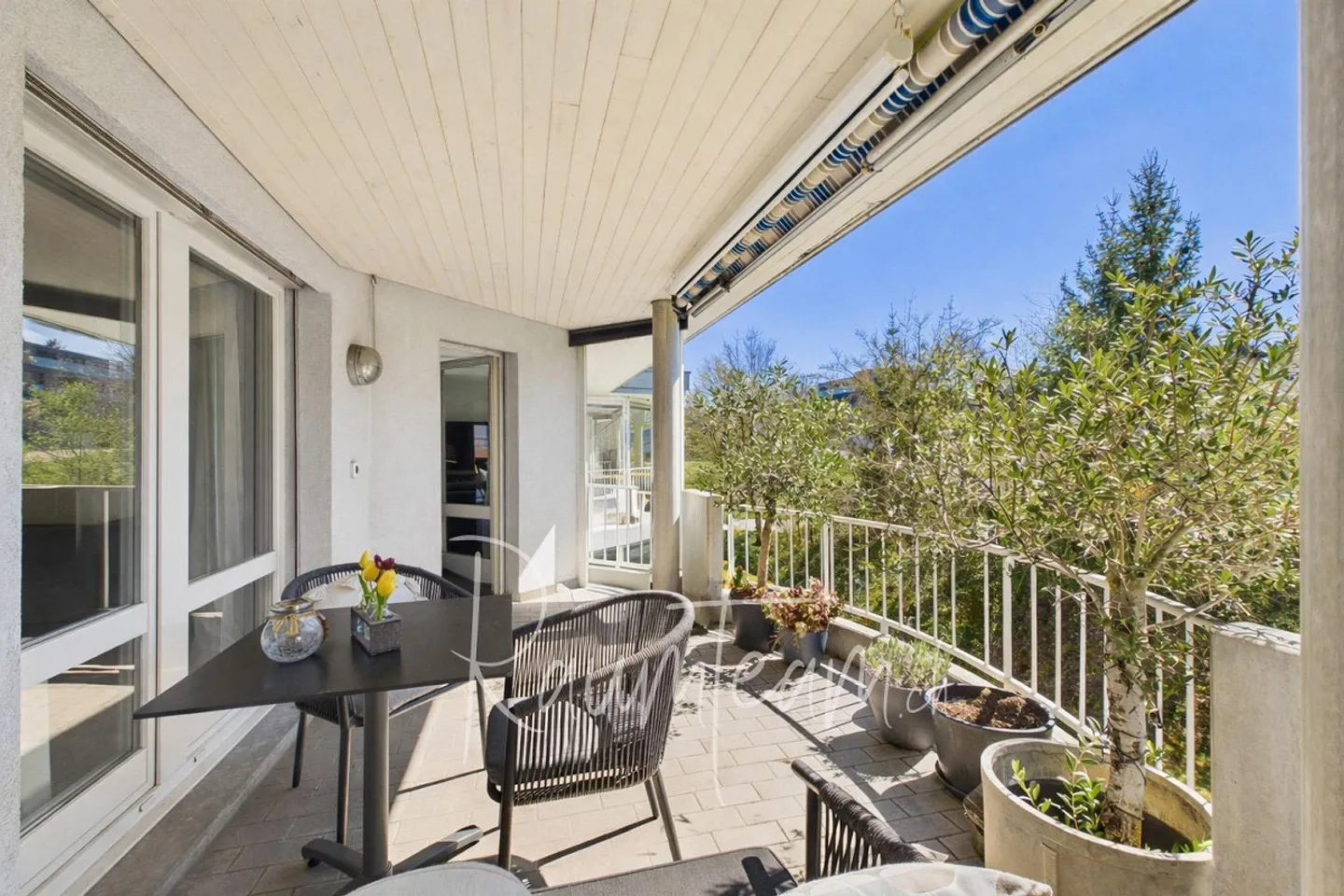 Bright, renovated lake view apartment with elevator - Photo 1 of 14