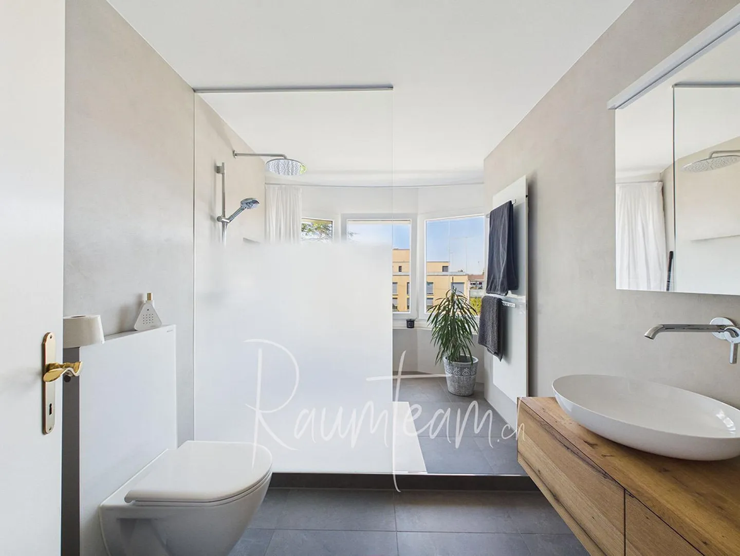 Bright, renovated lake view apartment with elevator - Photo 9 of 14