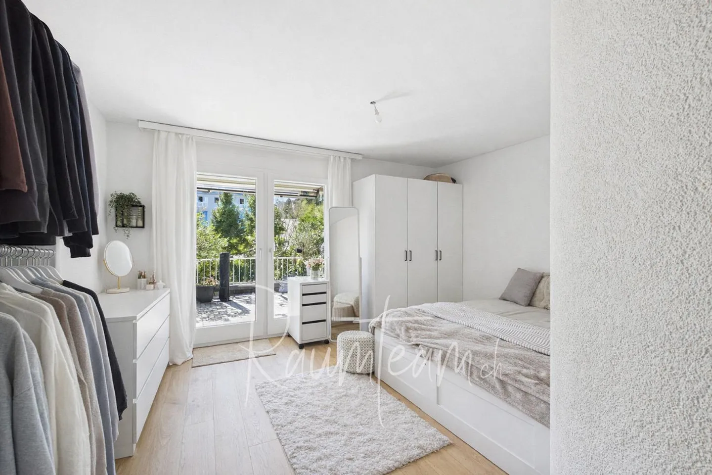 Bright, renovated lake view apartment with elevator - Photo 11 of 14