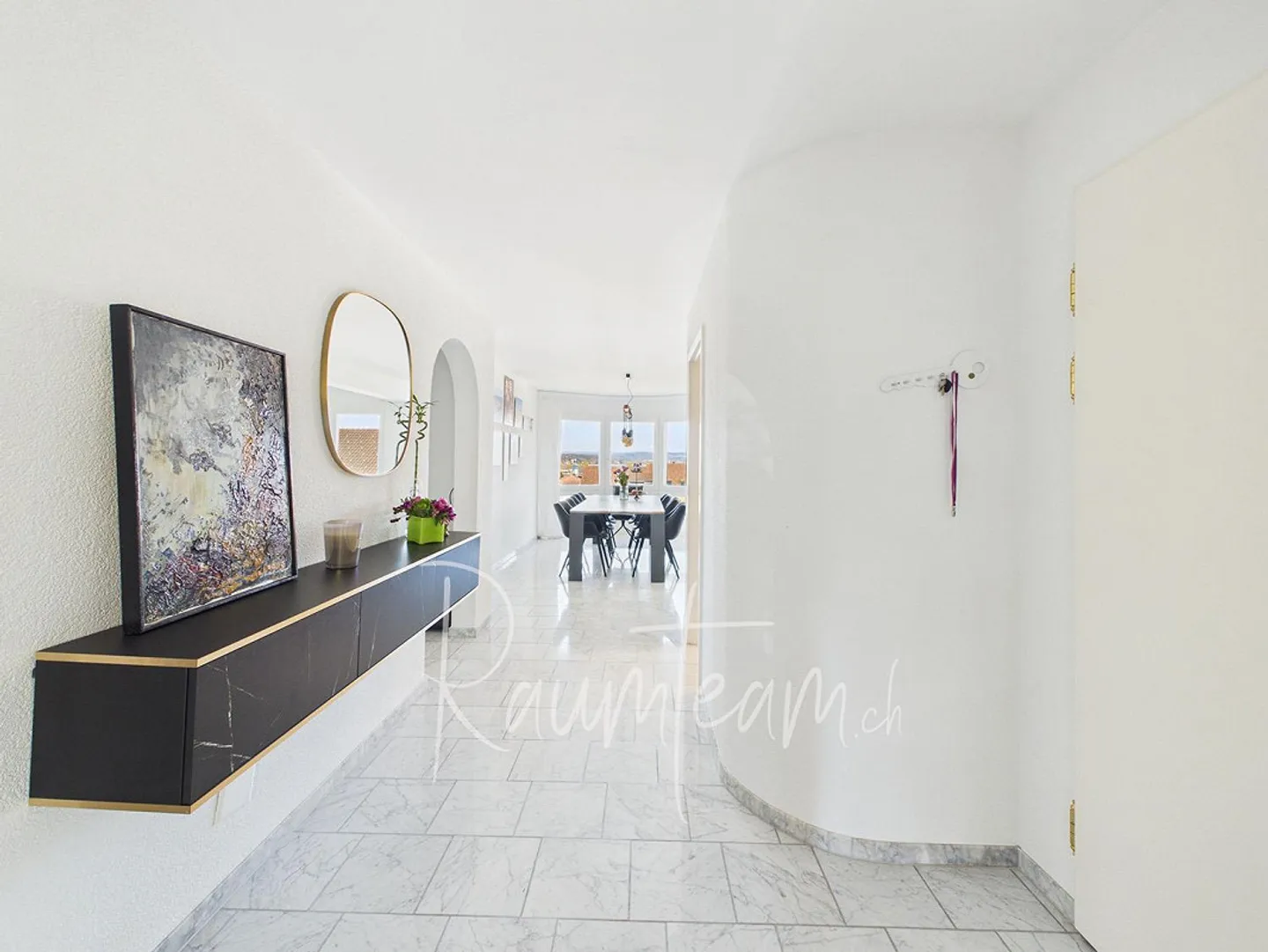 Bright, renovated lake view apartment with elevator - Photo 6 of 14