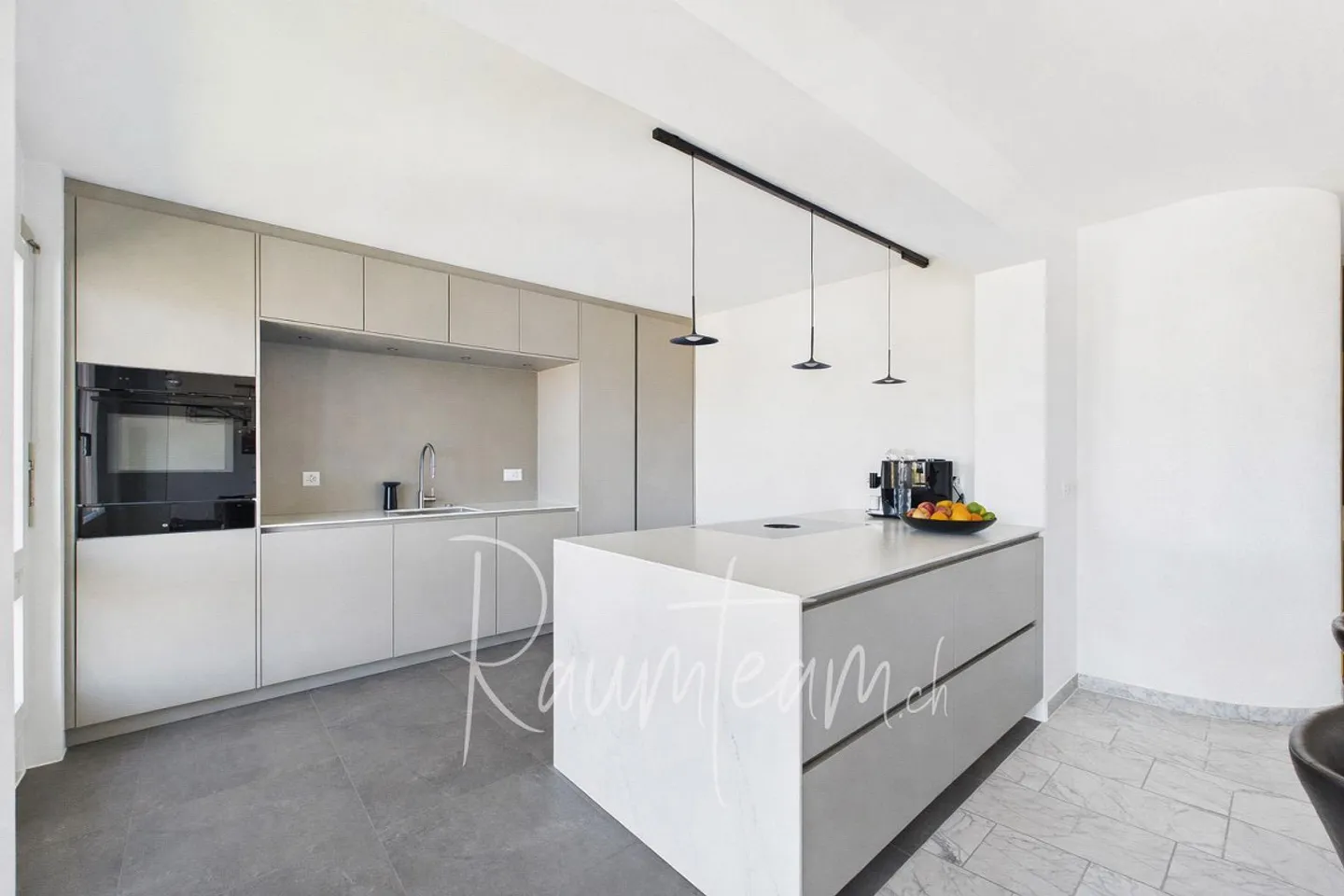 Bright, renovated lake view apartment with elevator - Photo 7 of 14