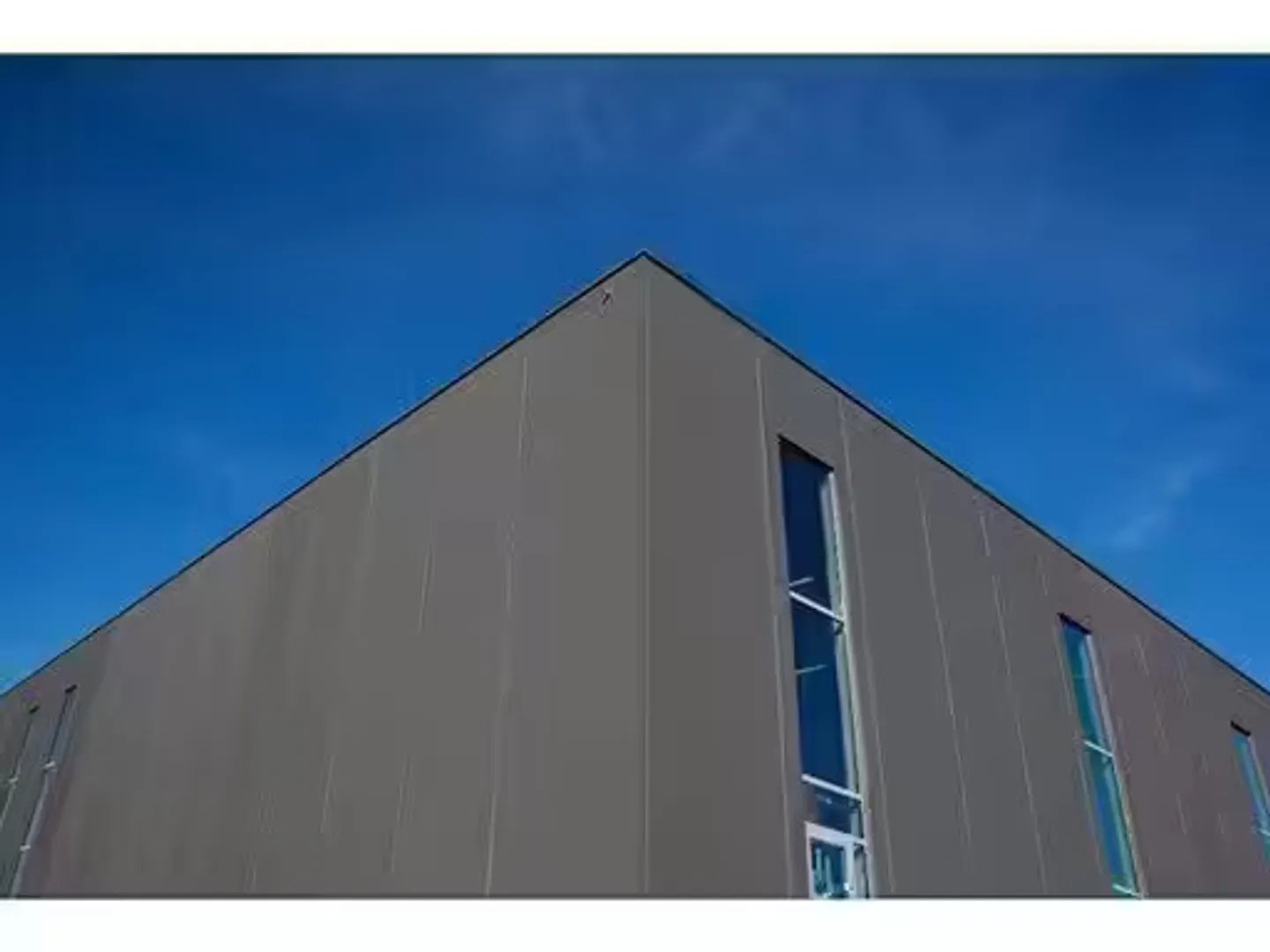 Industriehalle mit Parkplatz - Foto 1 von 1