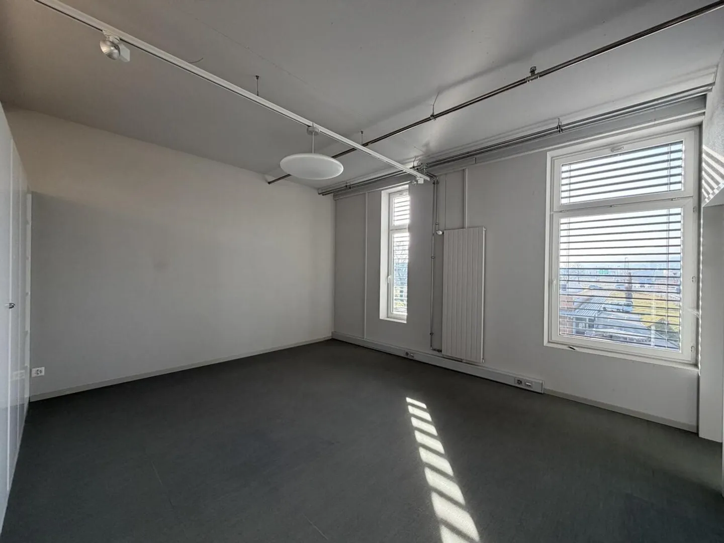 Votre futur espace professionnel à deux pas de l'autoroute - Photo 5 sur 12