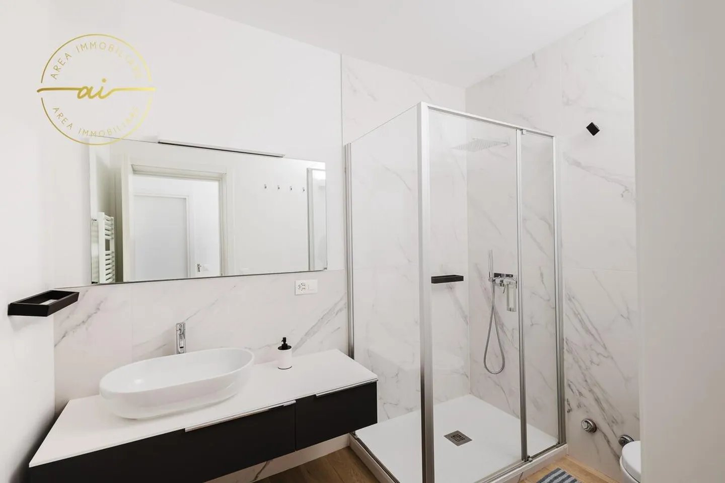 ELEGANTE ED AMPIO APPARTAMENTO 2.5 LOCALI A LUGANO - Foto 9 di 13