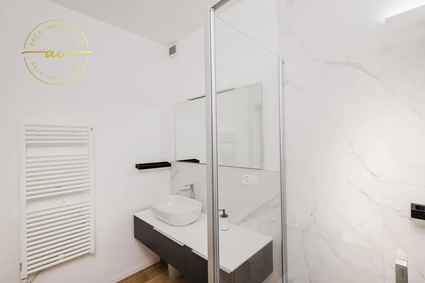 ELEGANTE ED AMPIO APPARTAMENTO 2.5 LOCALI A LUGANO - Foto 10 di 13