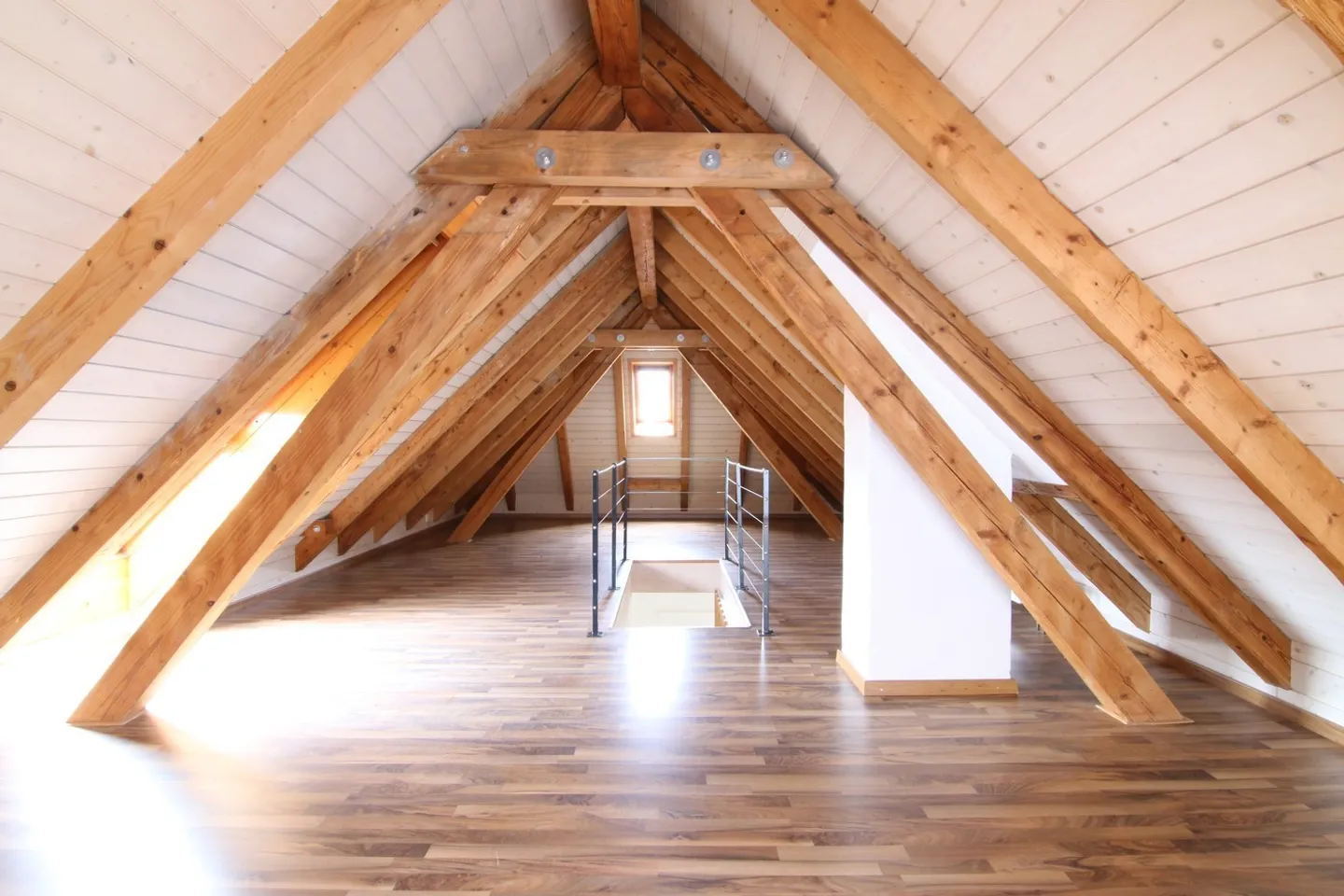 Well-maintained 5.5-room attic apartment over two floors - Photo 2 of 8