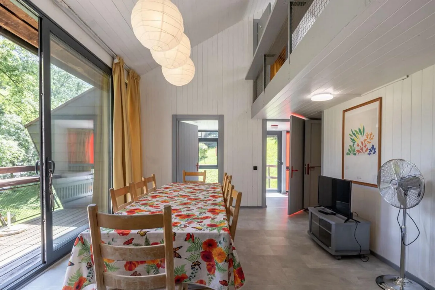 Renovated Bungalow immersed in a green oasis - Photo 5 of 6