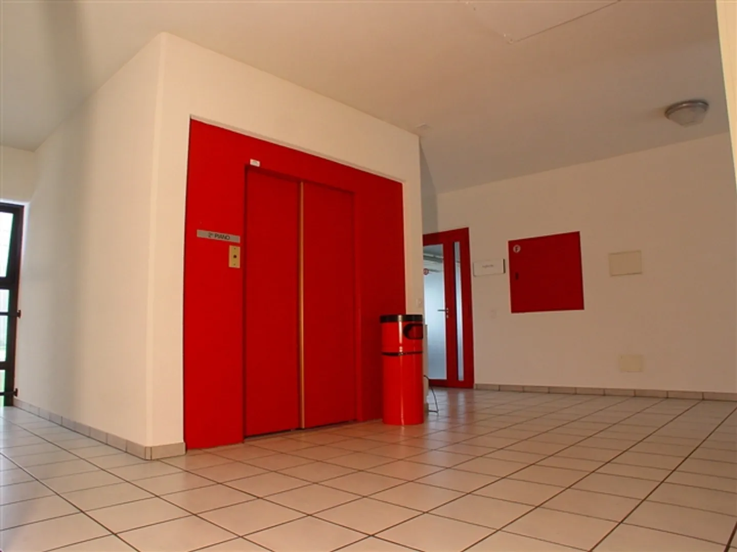 Rent in Cadenazzo spacious commercial space of 140 m² + 52 m² - Photo 2 of 8