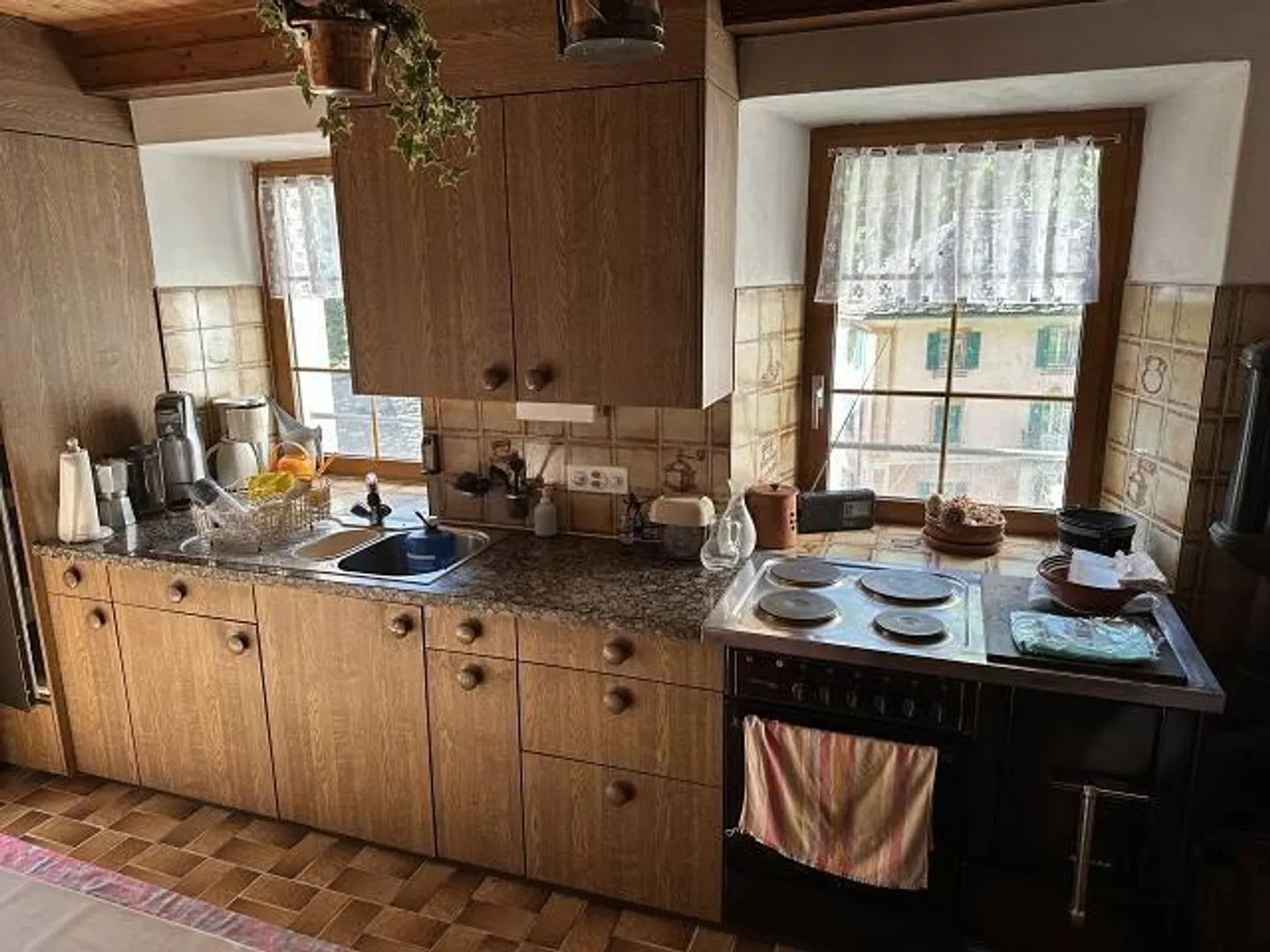 Grande proprietà con molta erba e foresta in una posizione molto soleggiata e tranquilla - Foto 6 di 39