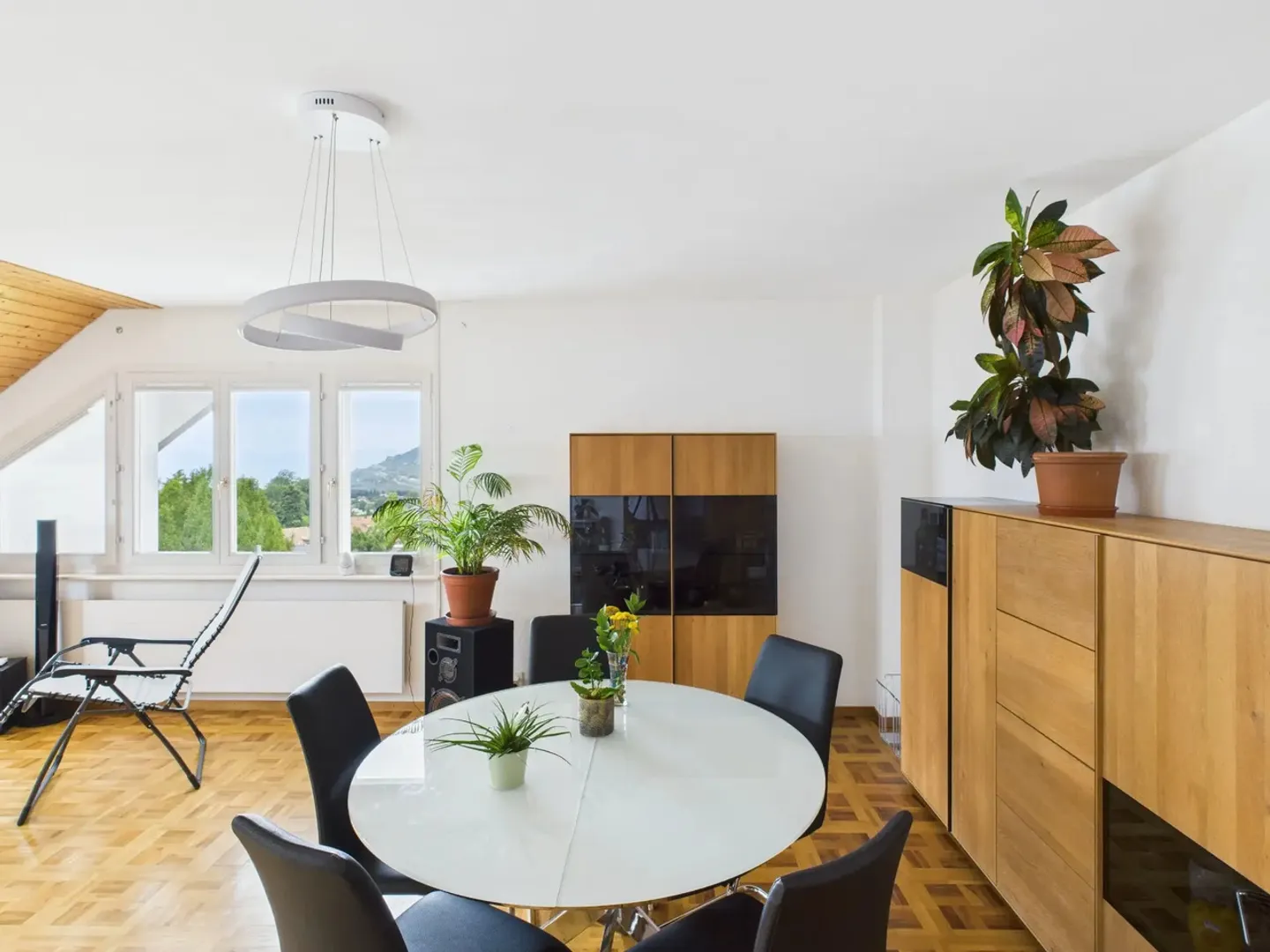 Charming Apartment with Lake View - Photo 3 of 8