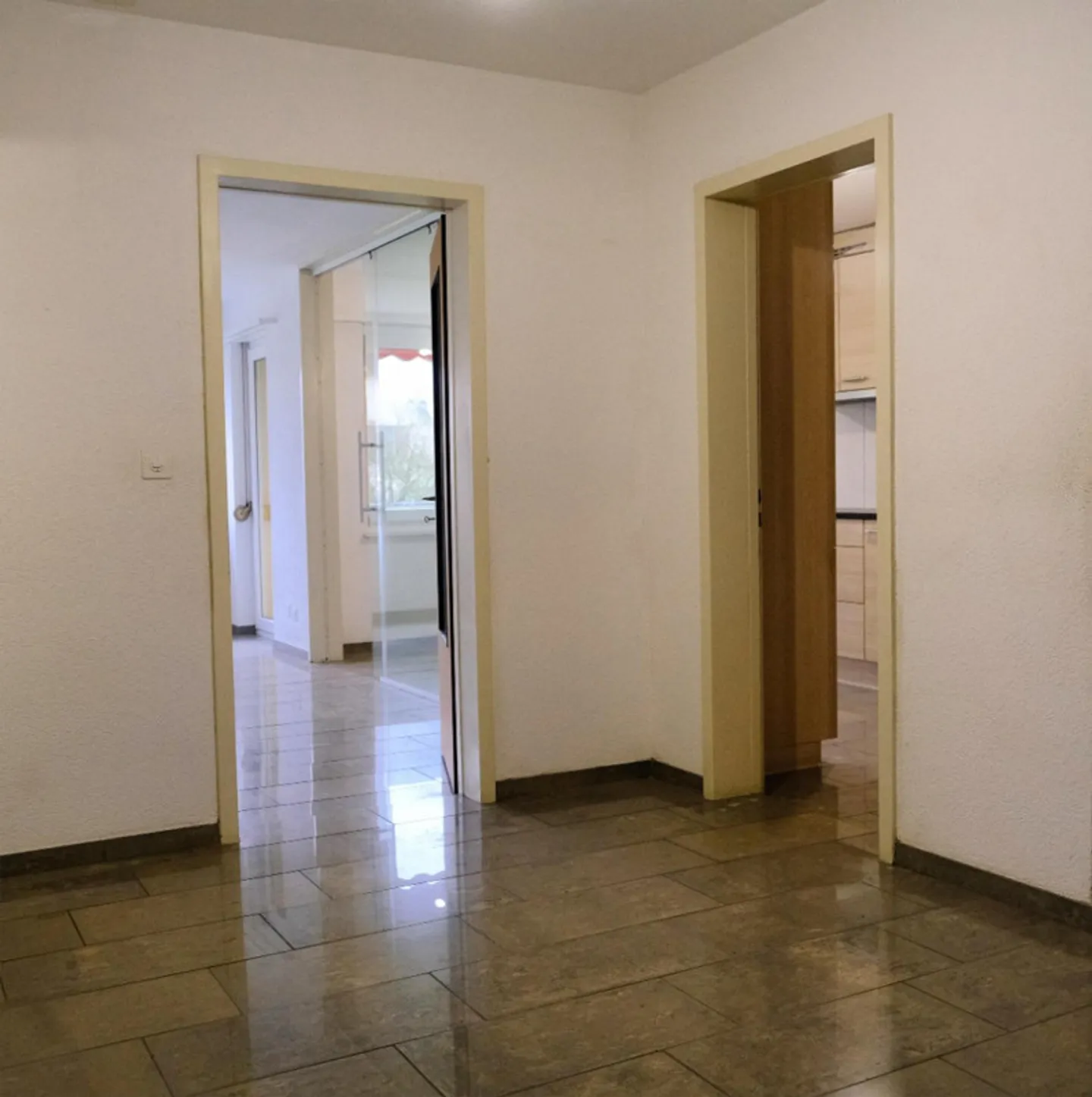 Cozy 4.5-room apartment with balcony and garage in Dübendorf - Photo 2 of 13