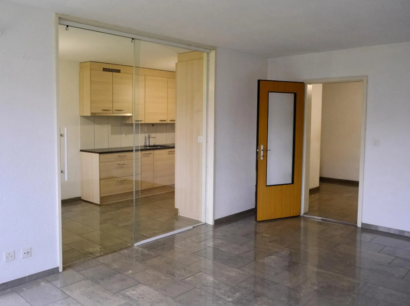 Cozy 4.5-room apartment with balcony and garage in Dübendorf - Photo 3 of 13