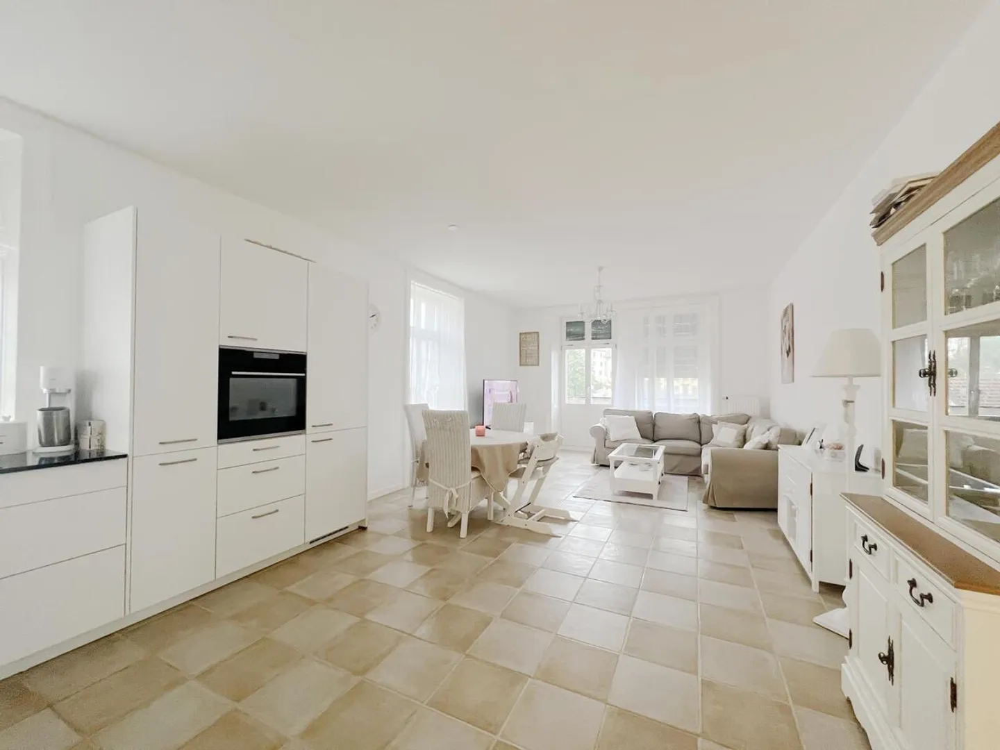 Appartement charmant de 4,5 pièces rénové avec garage - Photo 3 sur 10