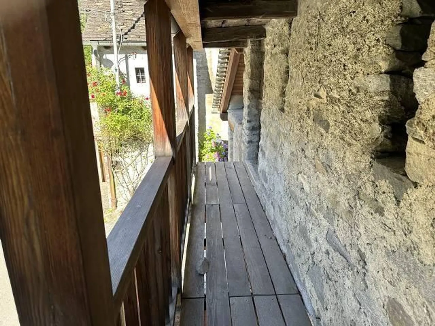 Grande proprietà con molta erba e foresta in una posizione molto soleggiata e tranquilla - Foto 36 di 39