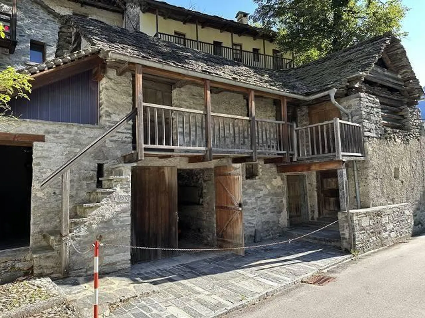 Grande proprietà con molta erba e foresta in una posizione molto soleggiata e tranquilla - Foto 33 di 39