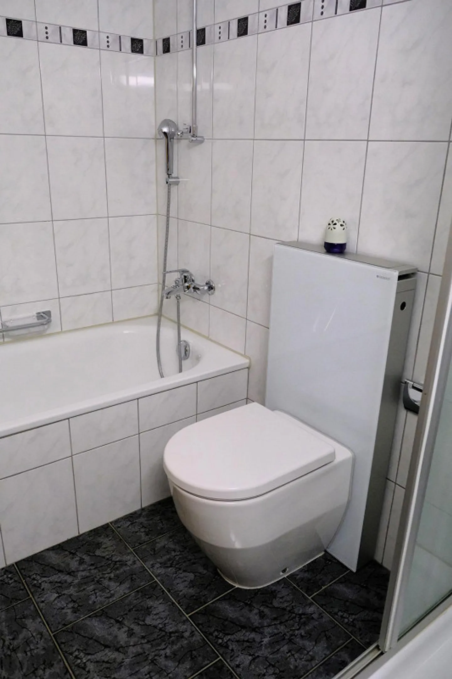 Cozy 4.5-room apartment with balcony and garage in Dübendorf - Photo 10 of 13