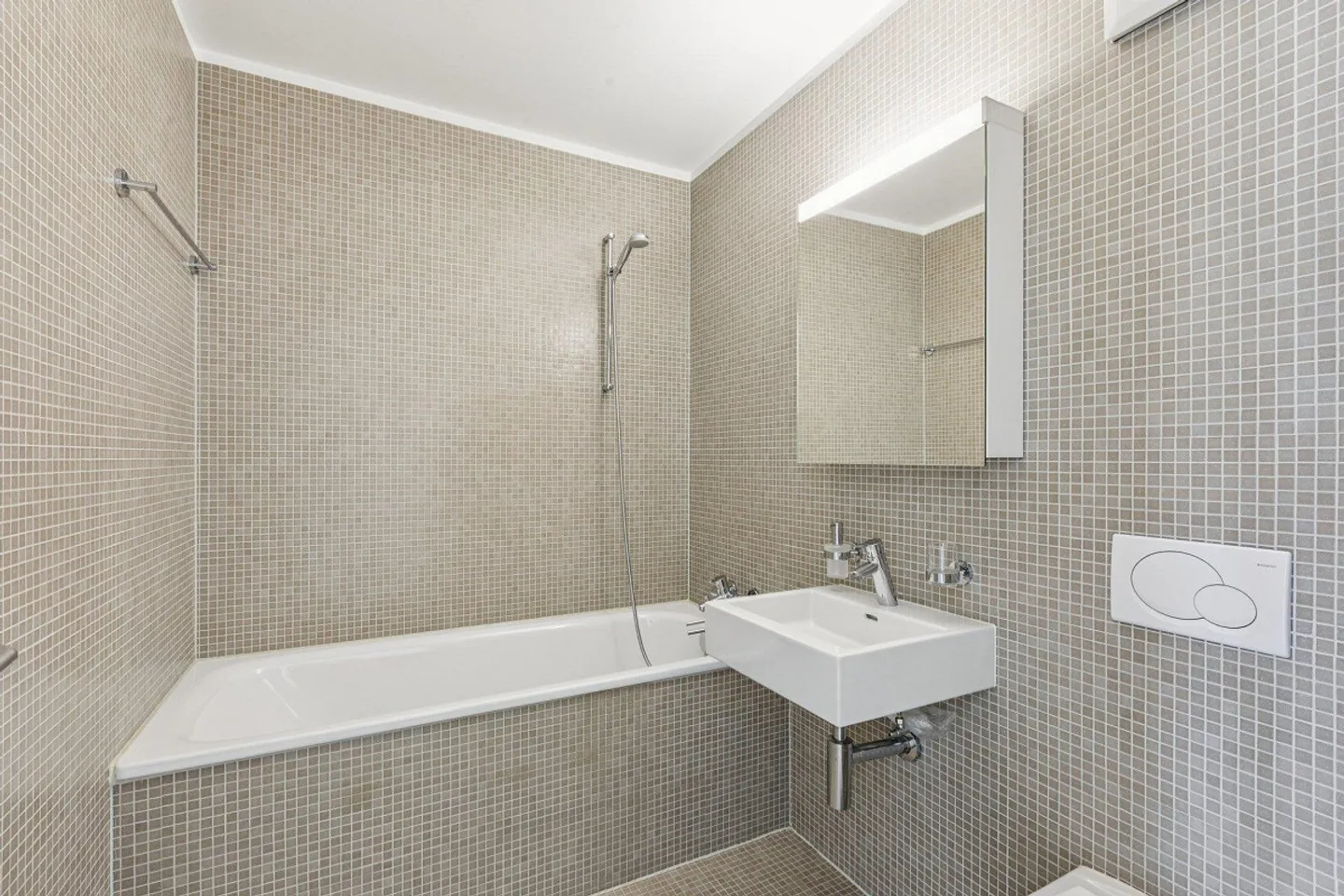 Charming Apartment with Private Beach - Photo 4 of 9