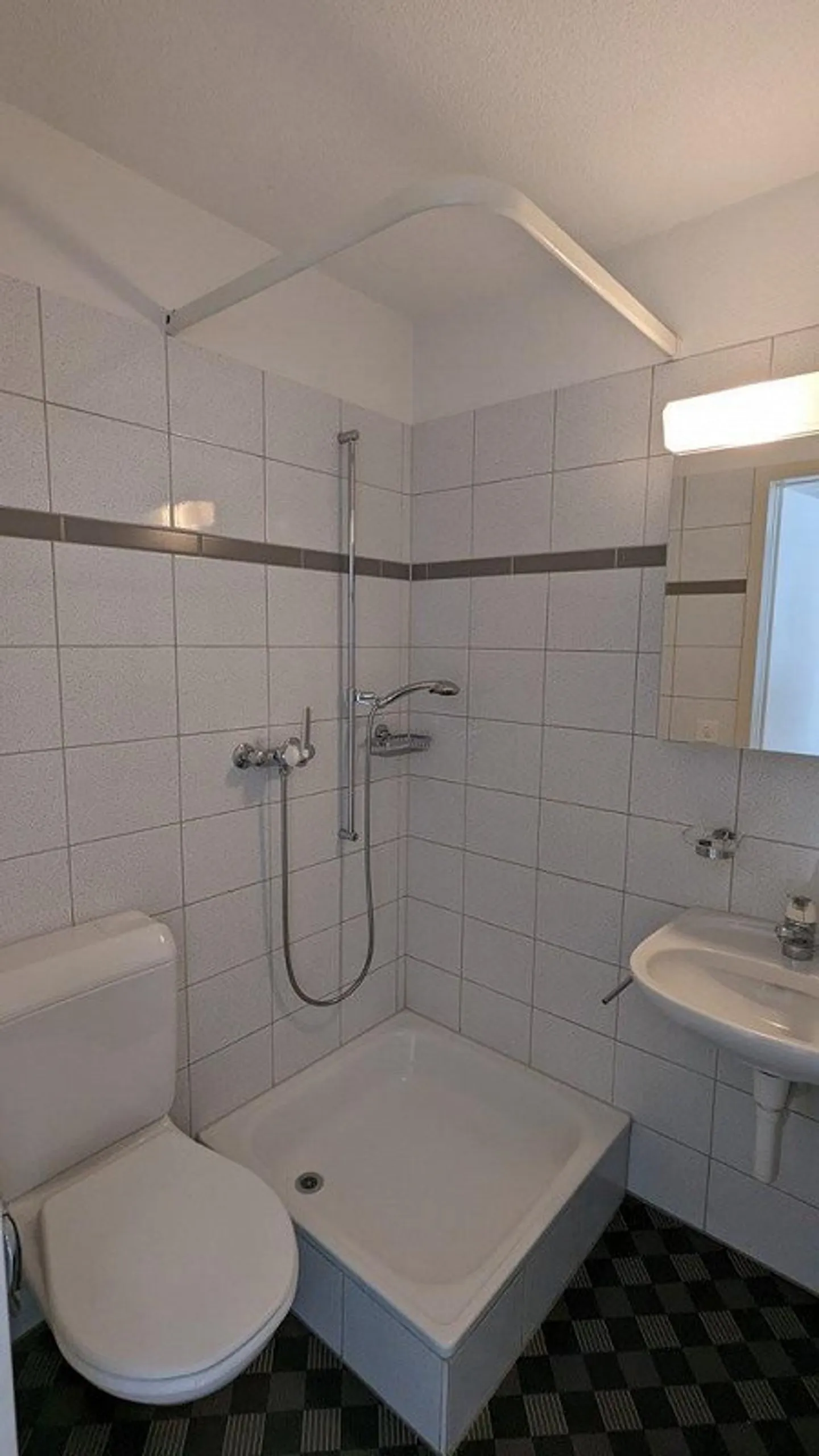 Bright 4.5-room attic apartment near Shoppyland - Photo 3 of 11