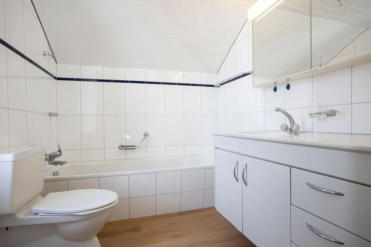 Charming home, quiet location, near train station with private laundry tower - Photo 8 of 11