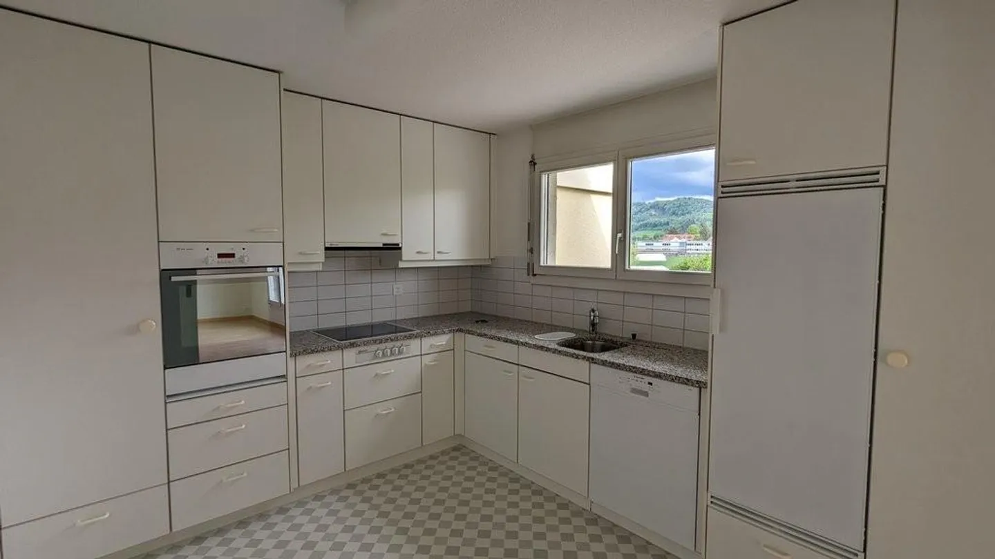 Bright 4.5-room attic apartment near Shoppyland - Photo 11 of 11