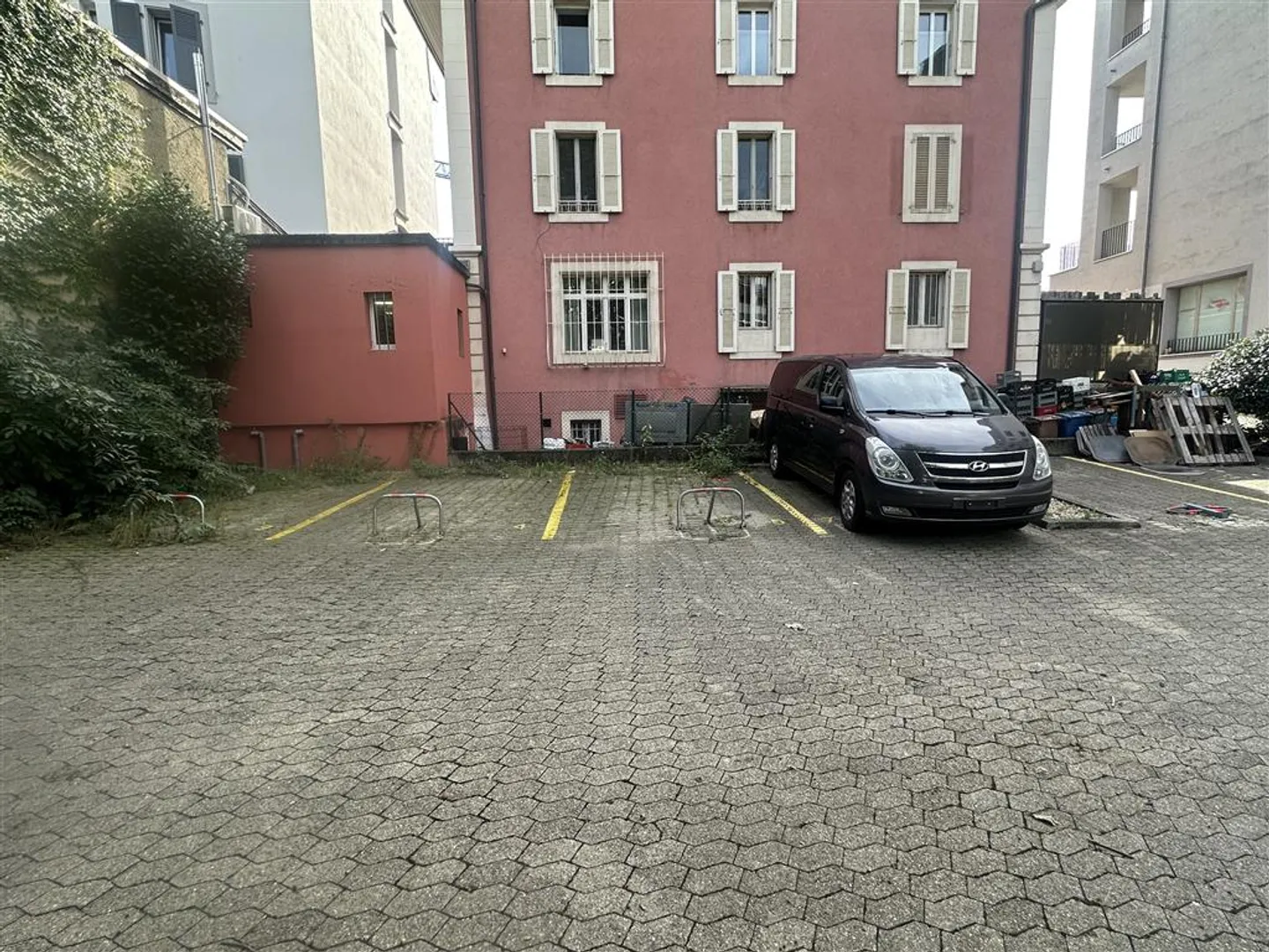 Parcheggio esterno - Foto 1 di 3