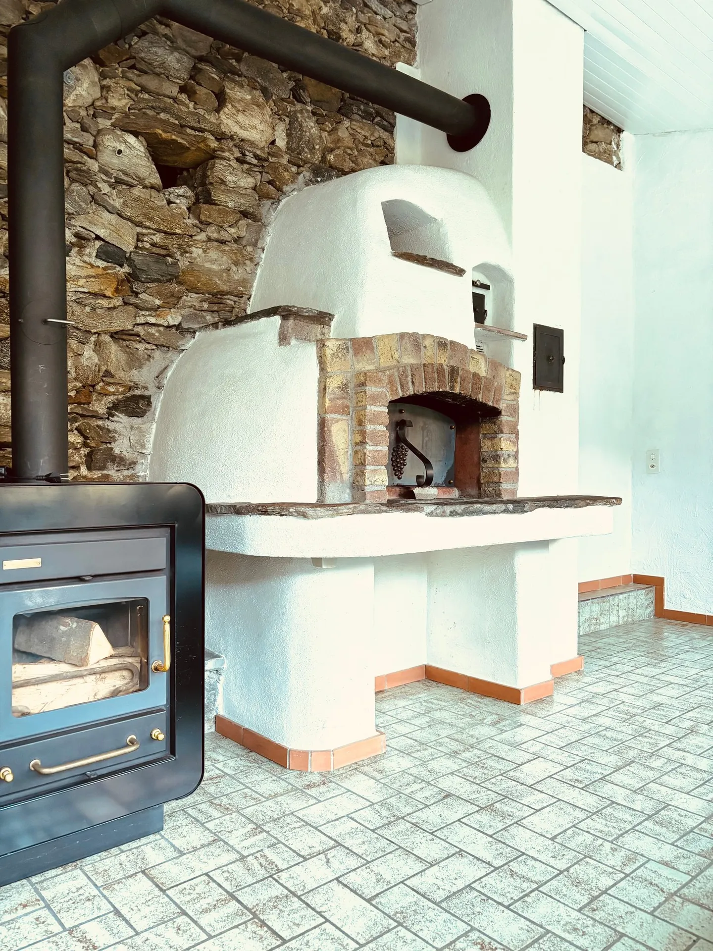 Maison en Pierre Rustique avec Cheminée, Four à Pizza et Chapelle - Photo 4 sur 22