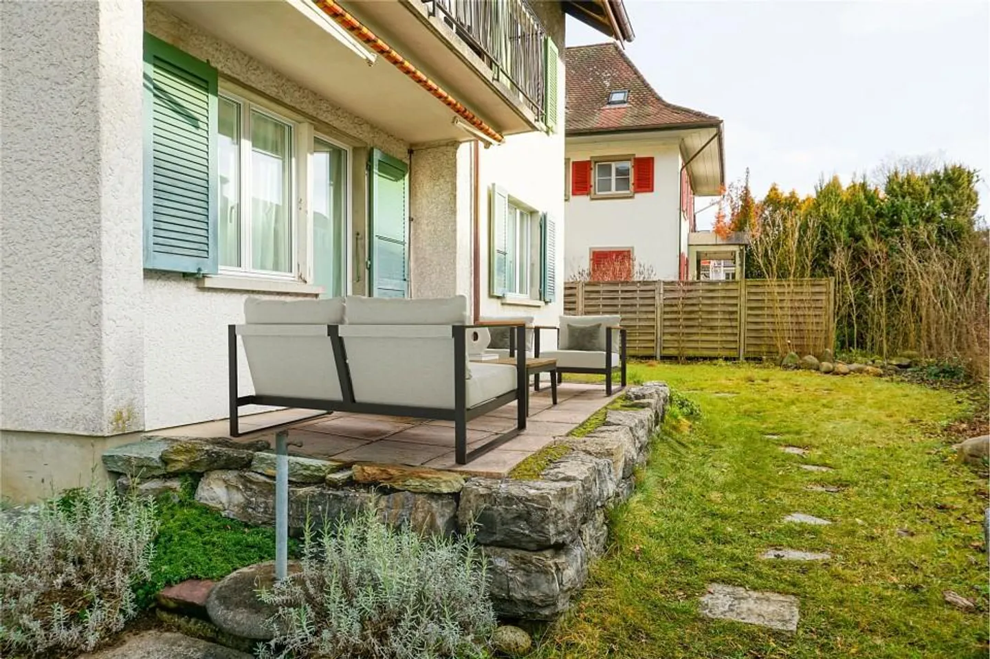 Maison à trois parties dans un emplacement attrayant avec des options d'utilisation polyvalentes - Photo 2 sur 13