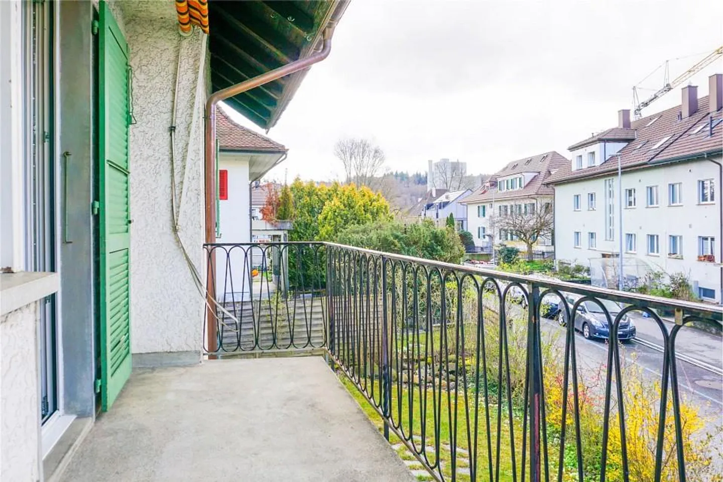 Maison à trois parties dans un emplacement attrayant avec des options d'utilisation polyvalentes - Photo 3 sur 13