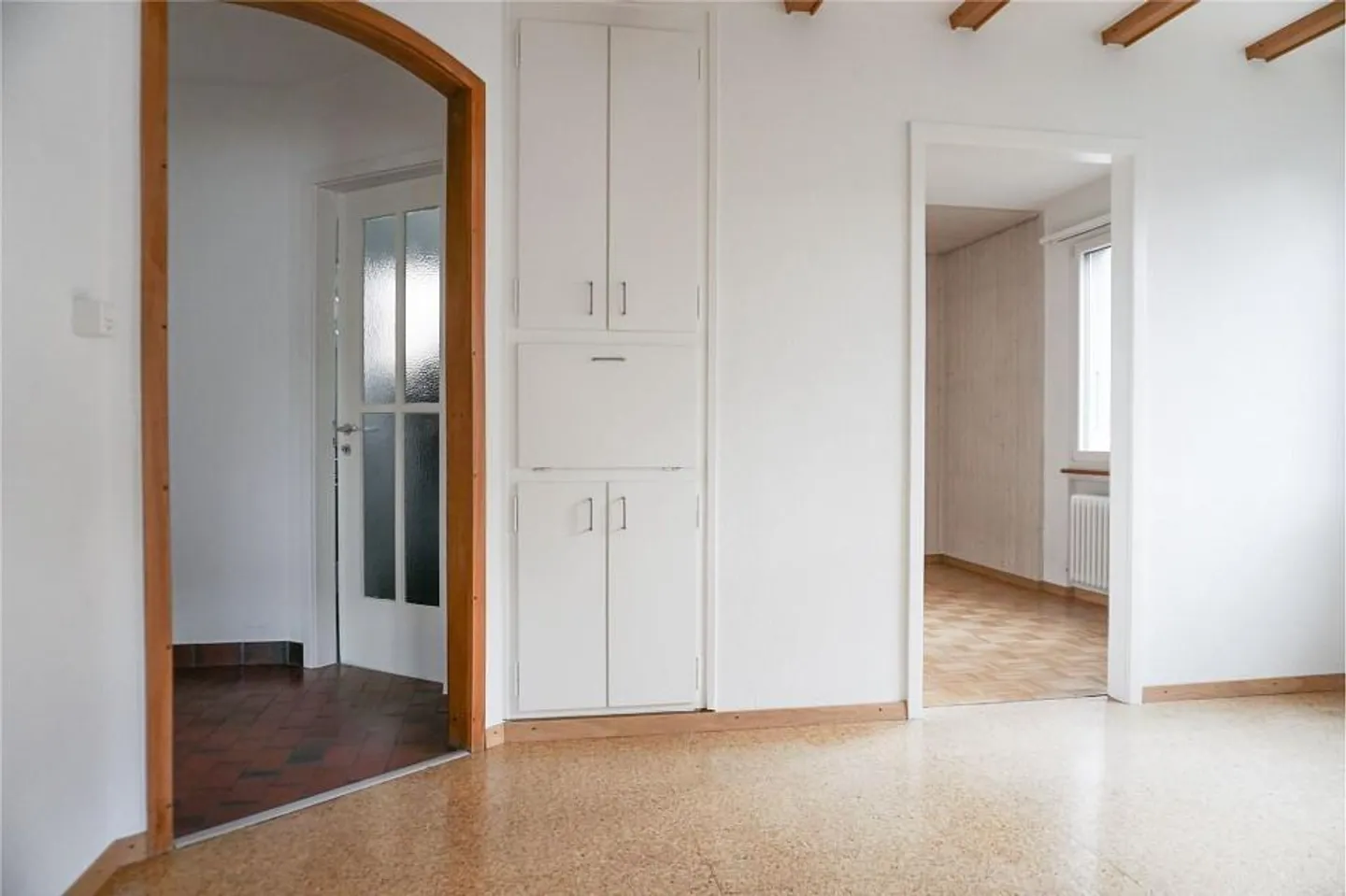 Maison à trois parties dans un emplacement attrayant avec des options d'utilisation polyvalentes - Photo 5 sur 13