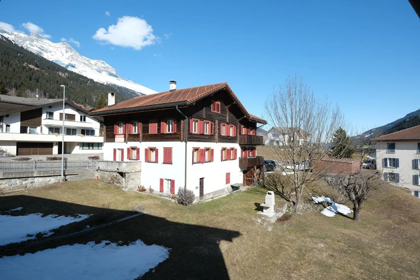 The traditional two-family house in Rabius, in the Grisons Oberland - Photo 2 of 14