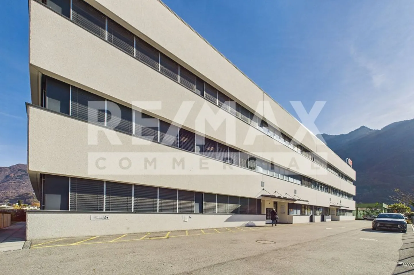 Elegant commercial property with office space - Photo 8 of 13