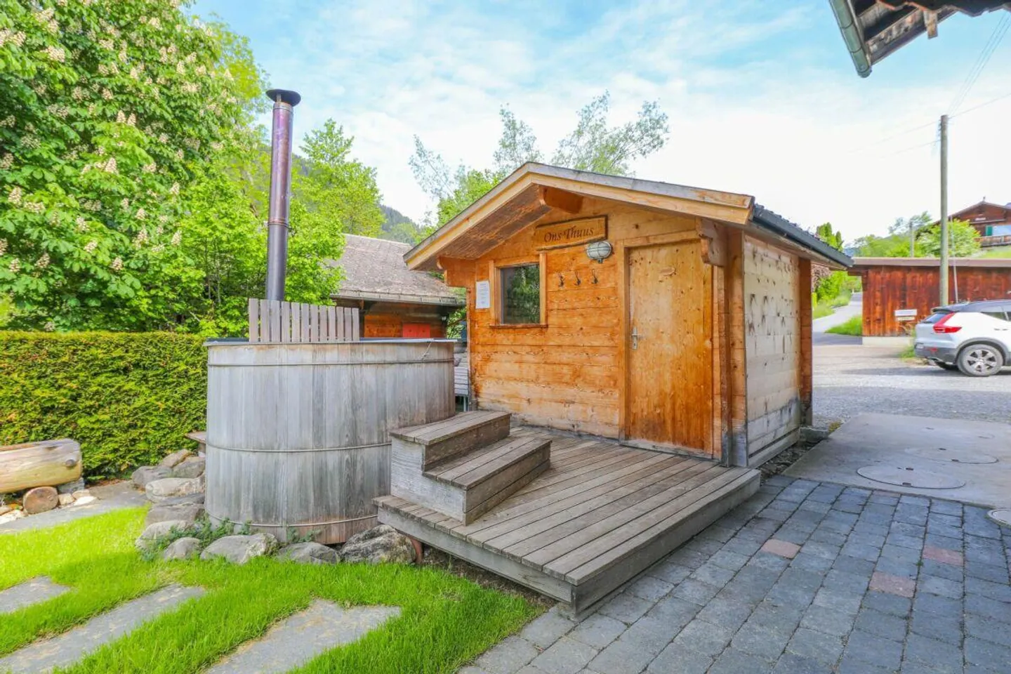 Casa residenziale accogliente con due appartamenti, ampio spazio esterno e bella vista - Foto 2 di 6