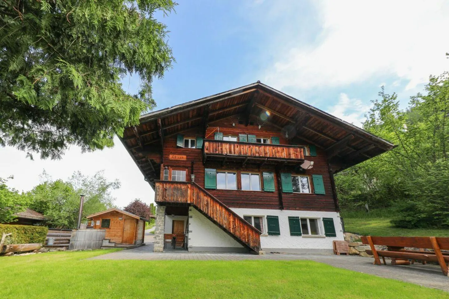 Casa residenziale accogliente con due appartamenti, ampio spazio esterno e bella vista - Foto 1 di 6