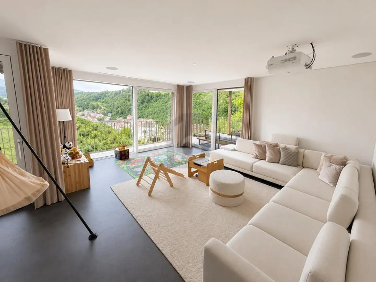 EXKLUSIV UND RUHIG MIT UNVERBAUBARER AUSSICHT! - Foto 3 di 6