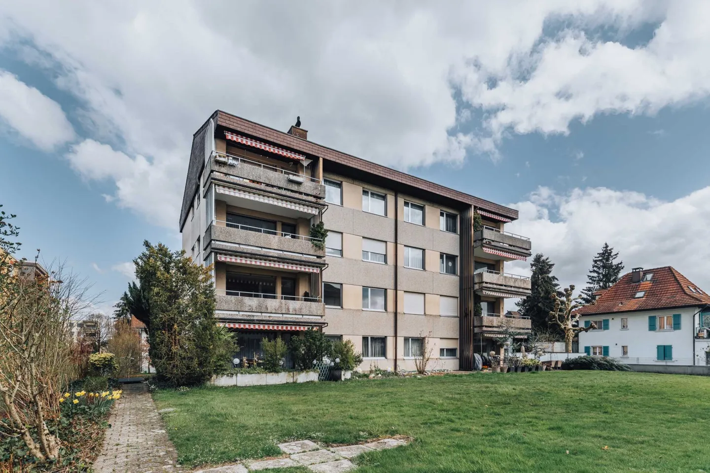 5.5 Room Apartment near Schools, Shopping and Train Station - Photo 1 of 16