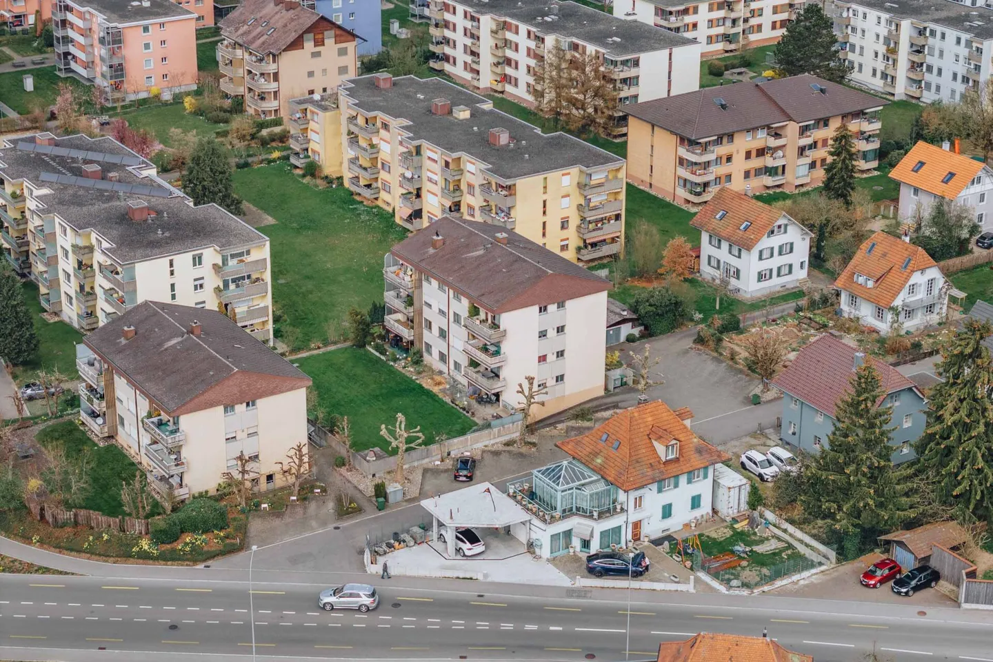 5.5 Room Apartment near Schools, Shopping and Train Station - Photo 3 of 16