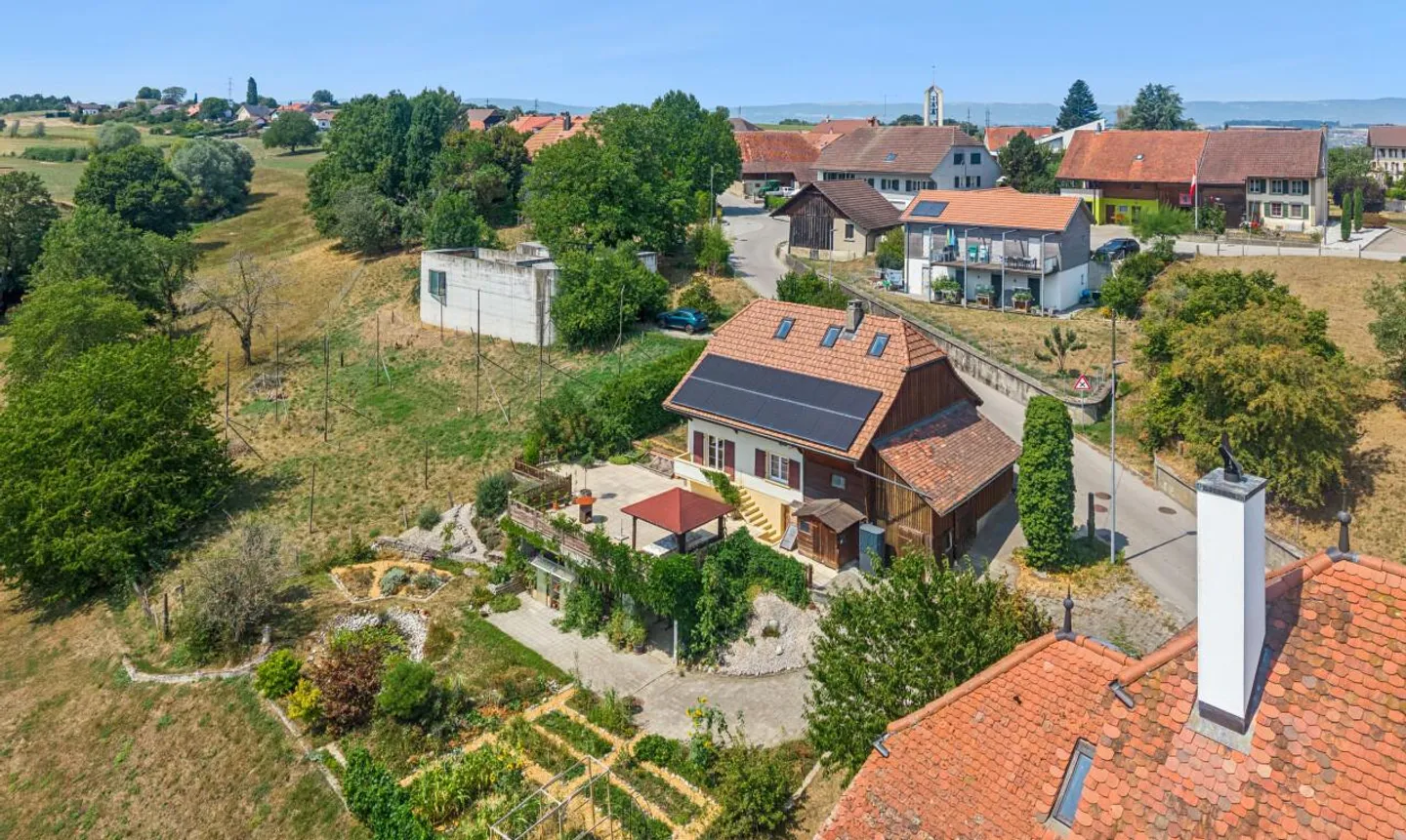 Maison rénovée avec jardin, étang et vue dégagée à 5 min d’Avenches - Foto 1 von 11