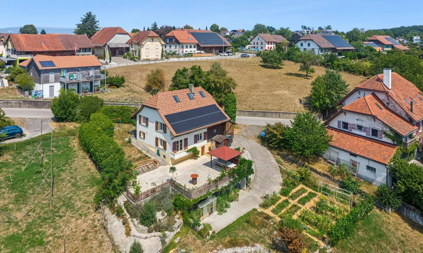 Maison rénovée avec jardin, étang et vue dégagée à 5 min d’Avenches - Foto 2 von 11