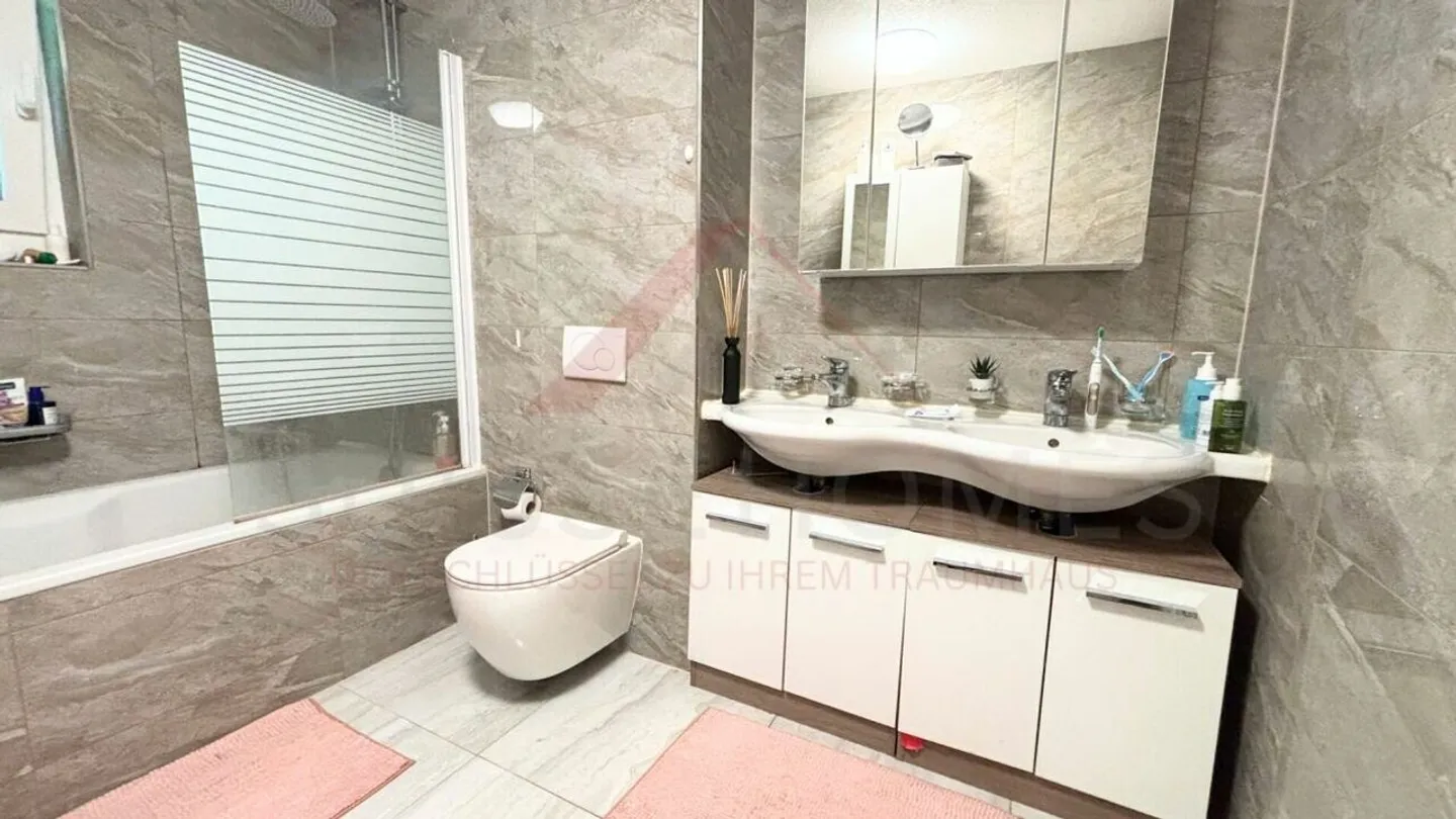 Charming Apartment with Lake View - Photo 9 of 13