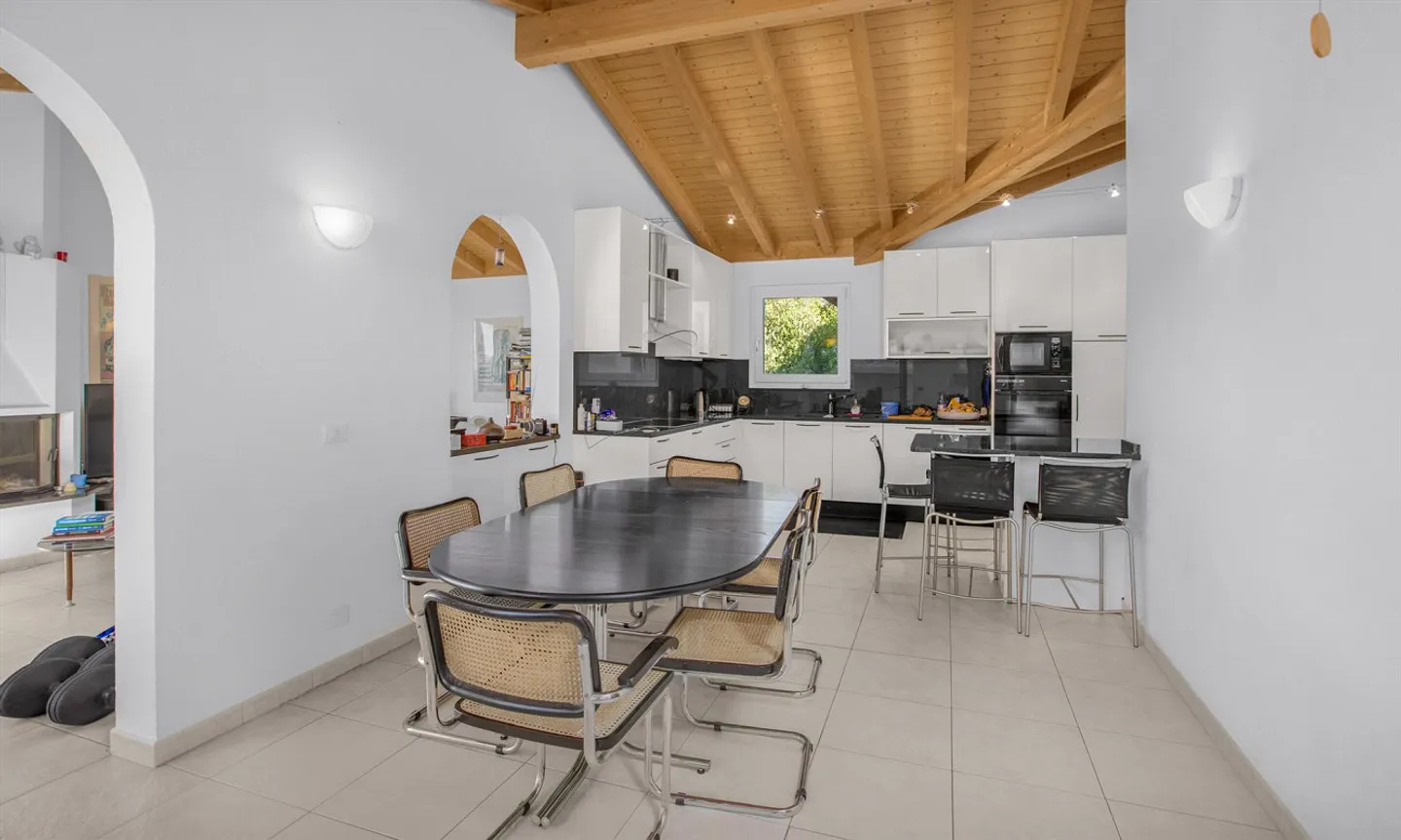 VILLA UNI/BIFAMILIARE 6.5 MIT GROSSEN GARTEN IN CADRO - Foto 2 von 9
