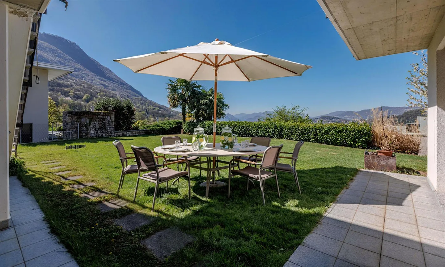 VILLA UNI/BIFAMILIARE 6.5 MIT GROSSEN GARTEN IN CADRO - Foto 7 von 9