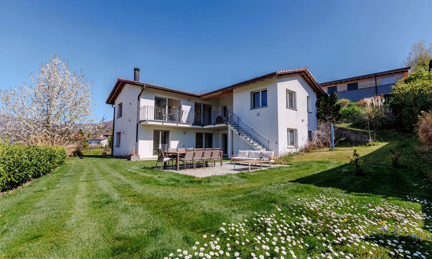 VILLA UNI/BIFAMILIARE 6.5 MIT GROSSEN GARTEN IN CADRO - Foto 9 von 9