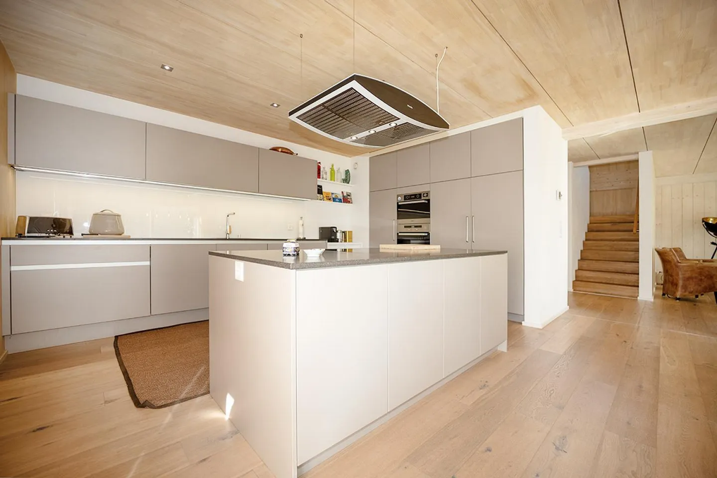 Vivere e lavorare in una casa unifamiliare in legno MINERGIE esclusiva - Foto 9 di 16