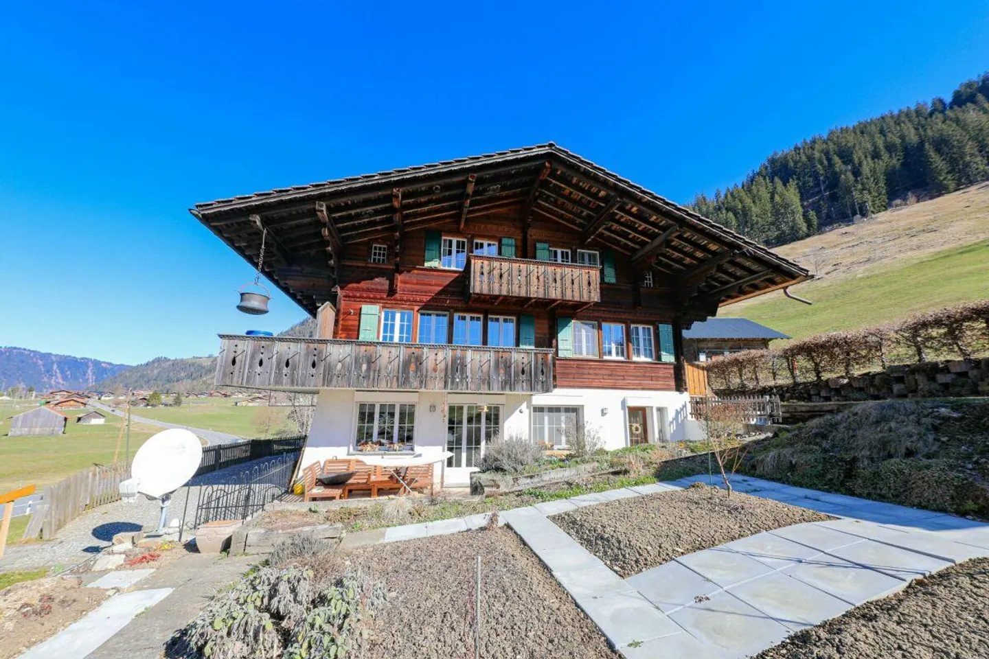 Appartement confortable de 4,5 pièces au rez-de-chaussée surélevé avec balcon - Photo 1 sur 7