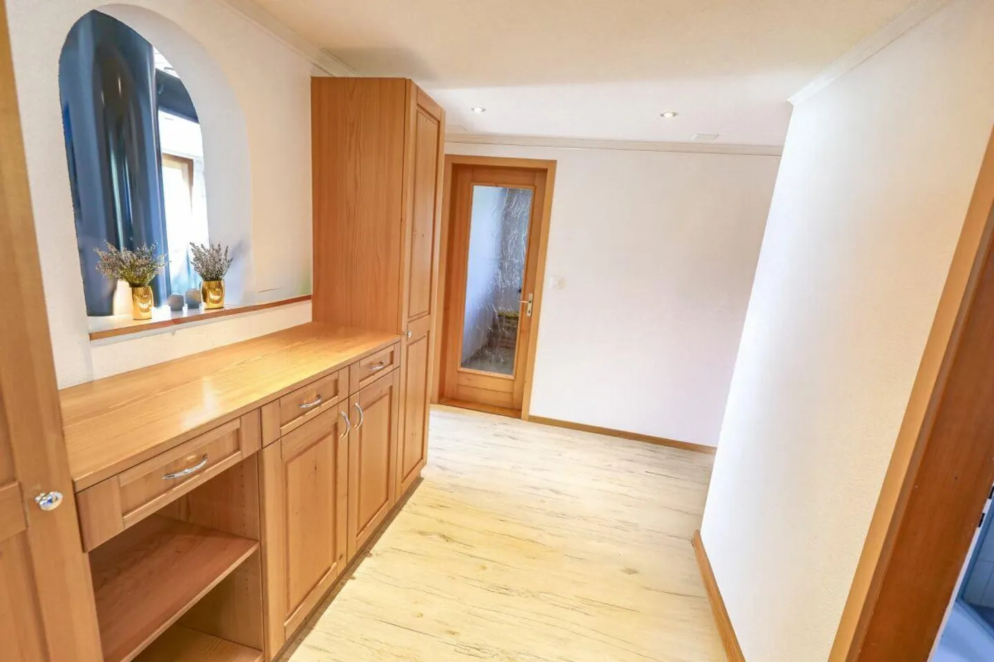 Appartement confortable de 4,5 pièces au rez-de-chaussée surélevé avec balcon - Photo 2 sur 7