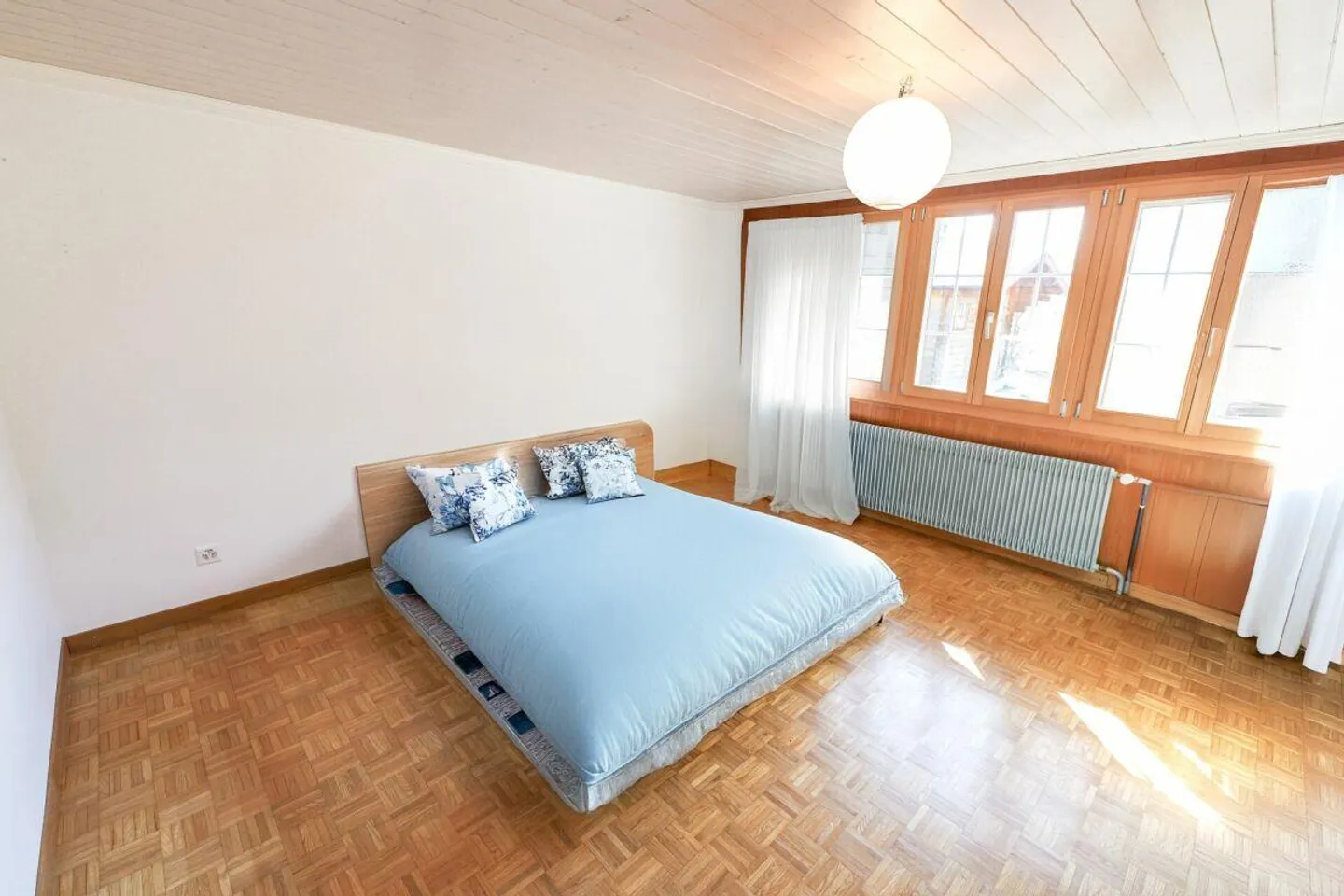 Appartement confortable de 4,5 pièces au rez-de-chaussée surélevé avec balcon - Photo 3 sur 7