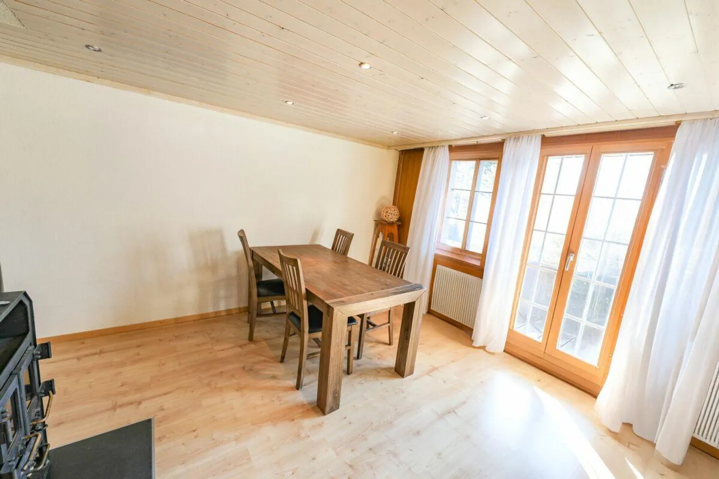 Appartement confortable de 4,5 pièces au rez-de-chaussée surélevé avec balcon - Photo 4 sur 7