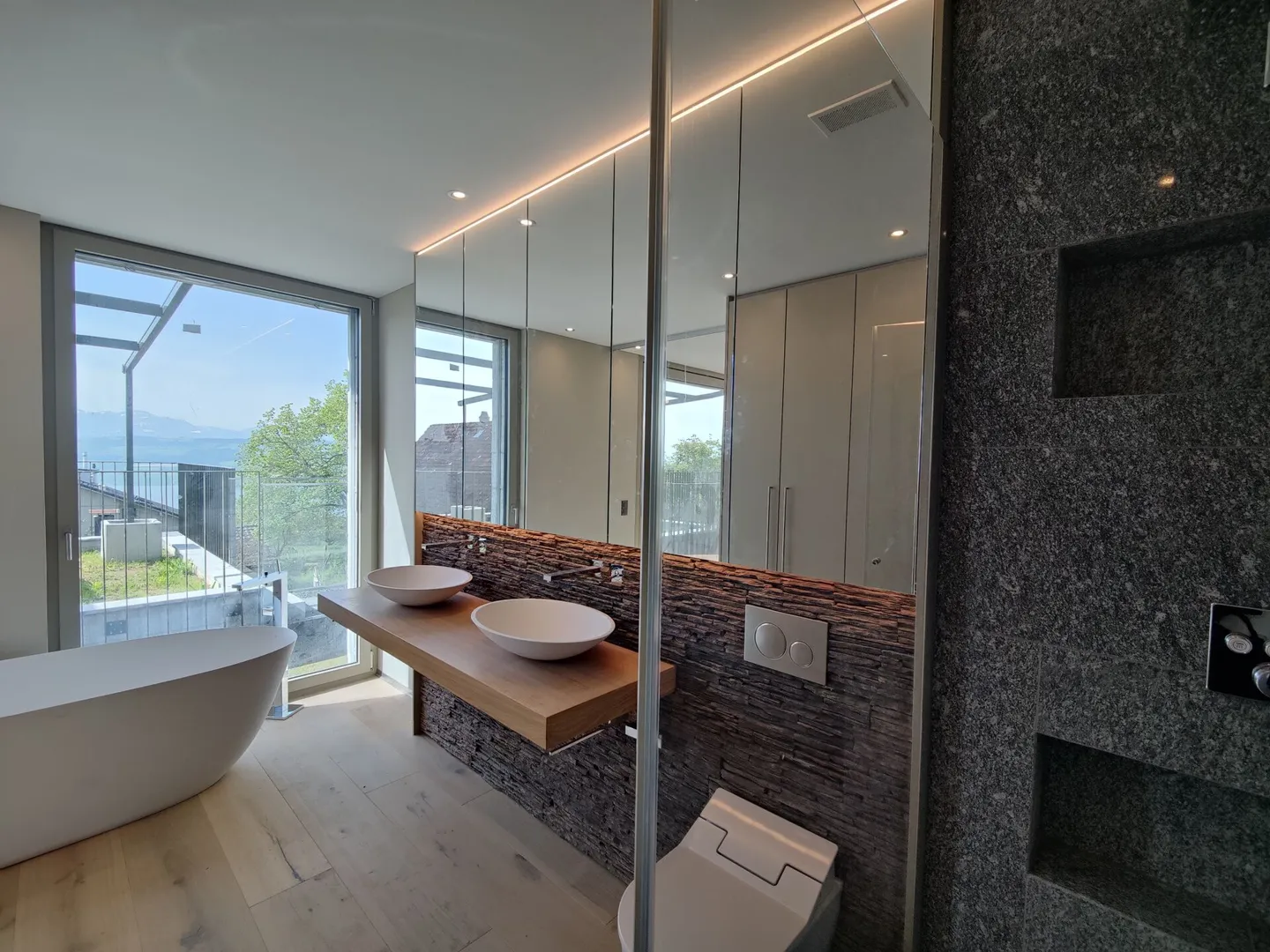 Terrassenwohnung im Eigentumsstandard mit See und Bergsicht - Photo 5 of 6