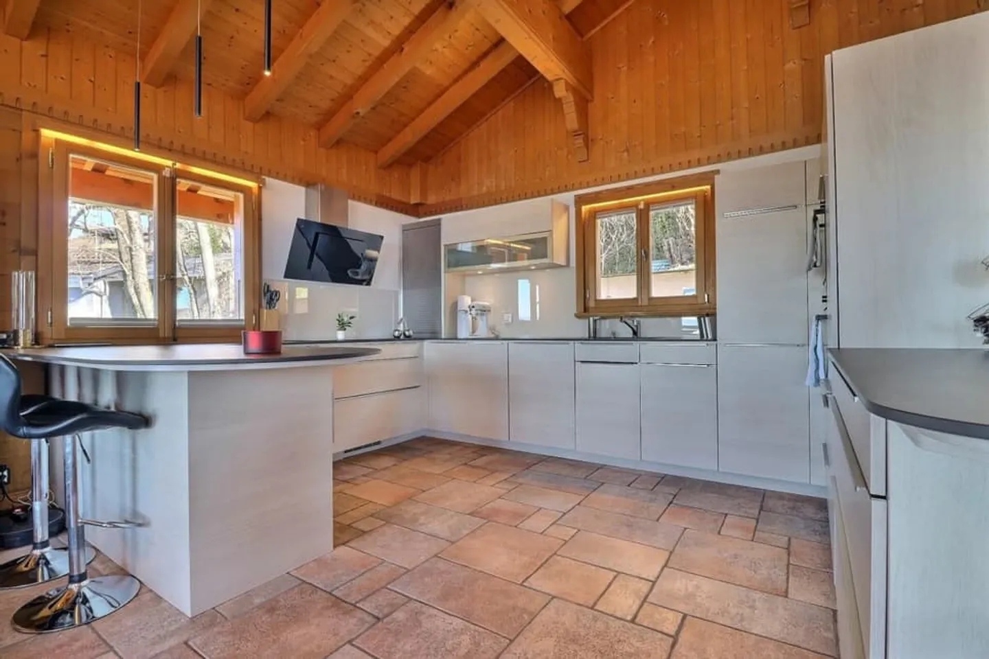 Chalet with Lake and Mountain Views - Photo 4 of 13